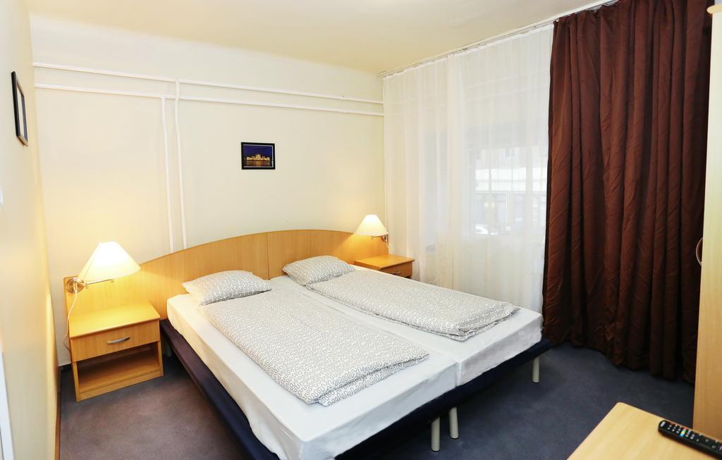 Mezzo Budapest Luaran gambar